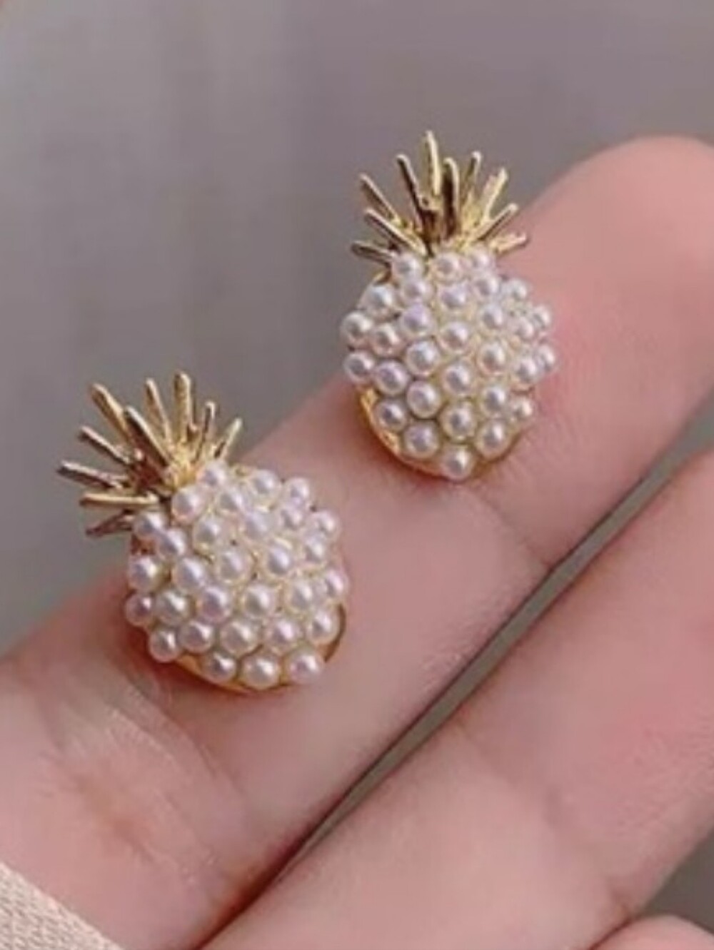 "Royal Appetite" Pearl Gold Pinnapple Stud Earring - Picture 5 of 6